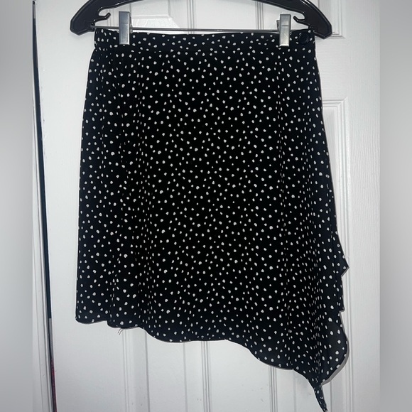 🦄3/$30 NWT Polkadot flowy asymmetrical skirt - Picture 1 of 4
